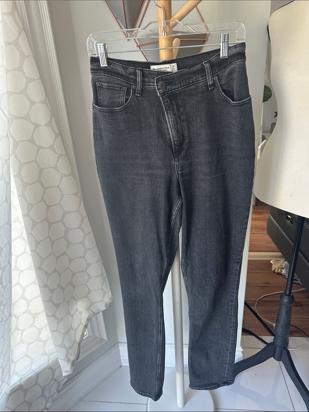 Abercrombie & Fitch Women’s Black 90s Slim Straight Ultra High Rise Jeans Sz 30
